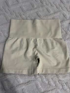 NWOT OQQ Women's High-Waist Booty Contouring Cream Active Shorts